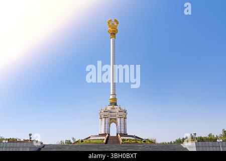 Le Monument de l'indépendance à l'intérieur du parc Rudaki, dans la capitale du Tadjikistan, Douchanbé Banque D'Images