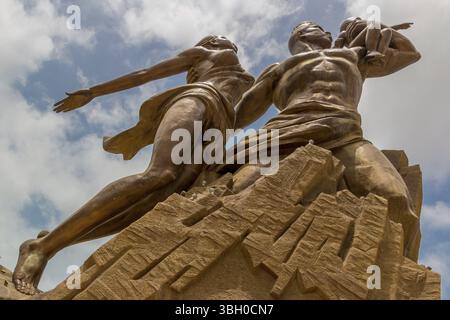 Monument de la Renaissance africaine, une statue en bronze de 49 mètres de haut représentant un homme, une femme et un enfant, à Dakar, Sénégal, Dakar, Sénégal, Afrique Banque D'Images