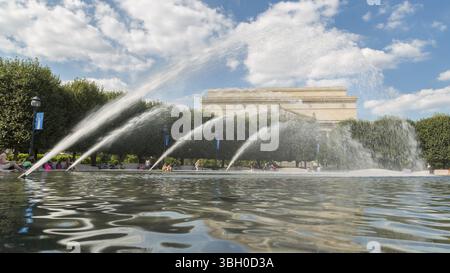 Washington DC - août 26 : touristes et résidents de Washington DC se rafraîchissent devant la fontaine devant les Archives des États-Unis d'Amérique buil Banque D'Images