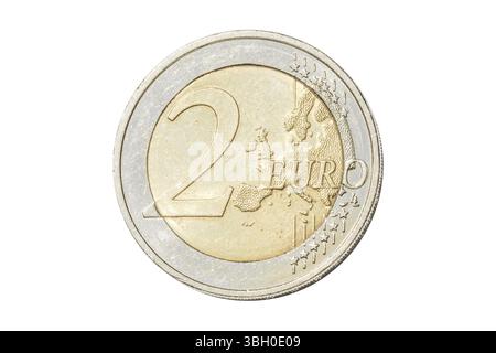 Pièce de deux euros gros plan avec le symbole de carte européenne de l'Europe unie. Isolé sur fond blanc de studio Banque D'Images