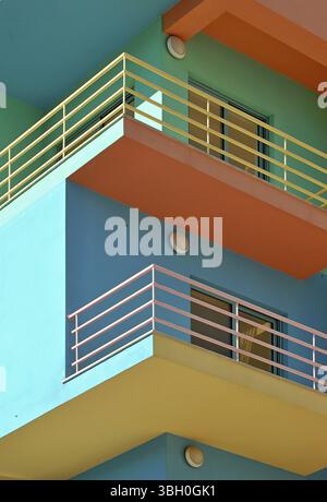 Façade géométrique typique d'un immeuble d'appartements à Albufeira Banque D'Images
