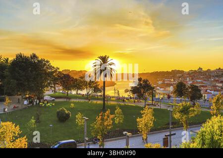 Vue aérienne de Jardim do Morro, un petit parc public, dans Avenida da Republica depuis Serra do Pilar à Vila Nova de Gaia, Porto au Portugal. Pittoresque Banque D'Images