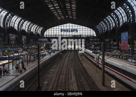 Hambourg, Allemagne, 20 juillet 2024 - vue à angle élevé sur la voie ferrée et la plate-forme de la gare principale, Europe Banque D'Images