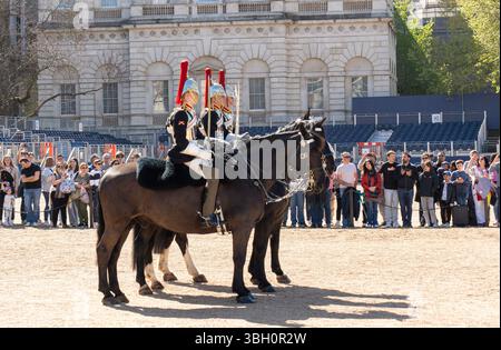 Londres, royaume-uni. 17 avril 2025 : le gardien de la Reine assis à cheval pendant la parade des gardes à londres Banque D'Images