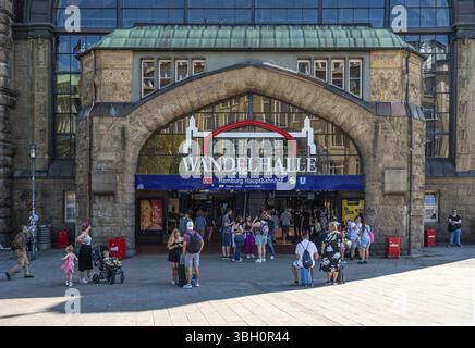 Hambourg, Allemagne, 20 juillet 2024 - façade et place de la gare principale, Europe Banque D'Images