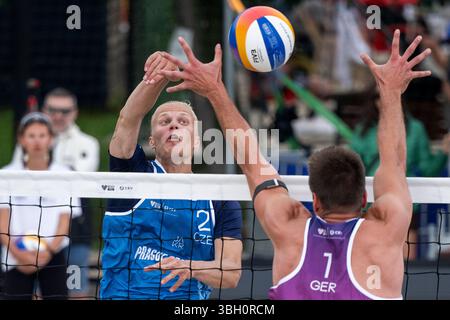 Prague, République tchèque. 06 juin 2025. Matyas Dzavoronok, de la République tchèque, à gauche, et Jannis Hopt, d'Allemagne, en action lors du match masculin du groupe C Tadeas Trousil et Matyas Dzavoronok, de la République tchèque, contre Jannis Hopt et Simon Pfretzschner, d'Allemagne, au tournoi de Beach volleyball Pro Tour futures à Prague, en République tchèque, le 6 juin 2025. Crédit : Ondrej Deml/CTK photo/Alamy Live News Banque D'Images
