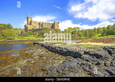 Marécage arrière de Dunvegan Castle avec lac. Dunvegan ville de l'île de Skye, Écosse, Royaume-Uni. Le siège du Clan MacLeod Banque D'Images