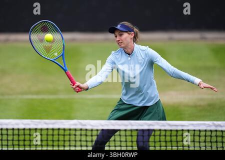 Cristina Bucsa en action lors de la finale du double féminin avec elle et Destanee Aiava contre Alicia Barnett et Elixane Lechemia, le cinquième jour du Lexus Birmingham Open à Edgbaston Priory Club, Birmingham. Date de la photo : vendredi 6 juin 2025. Banque D'Images