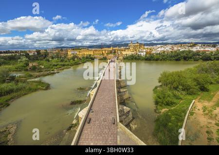 Vue aérienne du pont romain sur le fleuve Guadalquivir, vu de la tour Calahorra à Cordoue, Andalousie, Espagne, Europe Banque D'Images