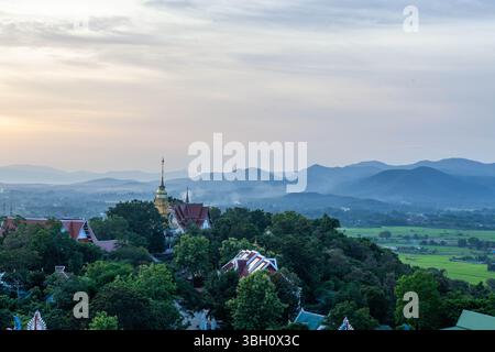 Belle vue sur le temple Doi Saket et paysage du nord de la Thaïlande près de Chiang mai. Banque D'Images