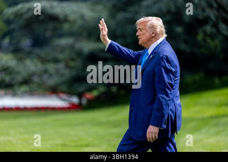 Washington, États-Unis. 06 juin 2025. Le président Donald Trump marche pour embarquer à bord de Marine One sur la pelouse sud de la Maison Blanche à Washington, DC le vendredi 6 juin 2025. Le président passera le week-end à Bedminster, New Jersey. Photo de Shawn Thew/UPI crédit : UPI/Alamy Live News Banque D'Images