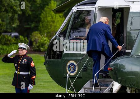 Washington, États-Unis. 06 juin 2025. Le président Donald Trump embarque à bord de Marine One sur la pelouse sud de la Maison Blanche à Washington, DC le vendredi 6 juin 2025. Le président passera le week-end à Bedminster, New Jersey. Photo de Shawn Thew/UPI crédit : UPI/Alamy Live News Banque D'Images