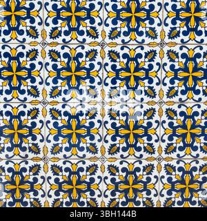 Carreaux de céramique à motifs jaunes, bleus et blancs sur un bâtiment à Porto, Portugal Banque D'Images