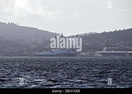 Ardmore Peninsula, Cardross, Argyle et Bute, Écosse. 13 février 2024. Passant devant Port Glasgow, le Glen Sannox est enfin prêt pour les essais en mer. Banque D'Images