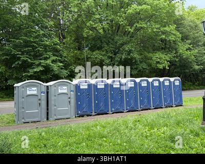 Ligne de toilettes alignée dans Prospect Park prête pour les milliers de coureurs qui seront là pour une course à pied semi-marathon. Banque D'Images