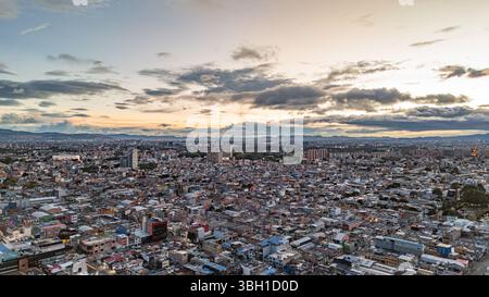Superbe vue aérienne de Bogotá au coucher du soleil avec paysage urbain et fond montagneux Banque D'Images