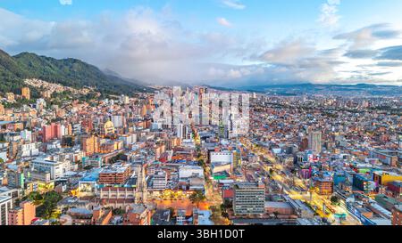 Superbe vue aérienne du paysage urbain de Bogotá avec montagnes en arrière-plan, Colombie Banque D'Images