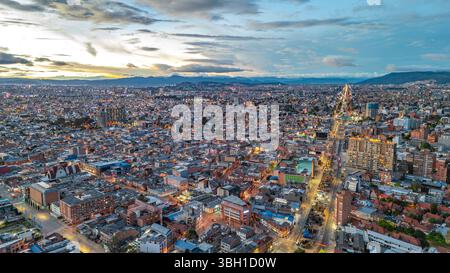 Vue aérienne à couper le souffle de Bogotá au crépuscule montrant le paysage urbain et la vie urbaine dynamique, Colombie Banque D'Images