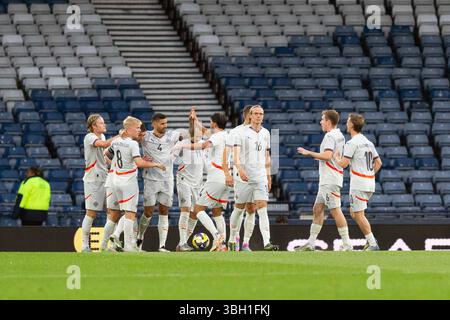 06 juin 2025. Glasgow, Royaume-Uni. L'Écosse a joué l'Islande dans un match amical international au stade national écossais, Hampden Park, Glasgow, Écosse. Le score final était Ecosse 1 - 3 Islande. Image de l'équipe islandaise célébrant son 2e but crédit : Findlay / Alamy Live news Banque D'Images