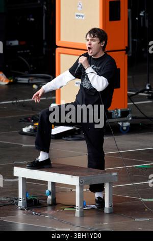Sänger Bryan Garris von der Band Knocked Loose BEI Rock am Ring RAR 2025 am Nürburgring. DAS Festival feiert in diesem Jahr seinen 40. Geburtstag. 100 groupes und Künstler stehen auf vier stages. Nürburg, 06.06.2025 Deutschland DEU *** chanteur Bryan Garris du groupe Knocked Loose au Rock am Ring RAR 2025 au Nürburgring le festival fête ses 40 ans cette année 100 groupes et artistes se produiront sur quatre scènes Nürburg, 06 06 2025 Allemagne DEU Copyright : xChristophxHardtx Banque D'Images