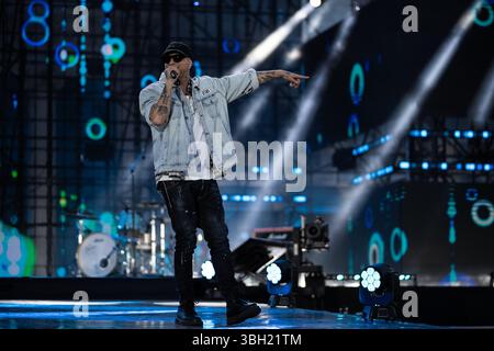 Naples, Italie. 31 mai 2025. Clementino effectue le contrôle du son pour le KISS KISS WAY Tour 2025 sur la Piazza del Plebiscito. Kiss Kiss Way est le Radio Kiss Kiss Tour qui apporte la plus belle musique de l'été sur les places principales en Italie. (Photo par Andrea Gulí/SOPA images/SIPA USA) crédit : SIPA USA/Alamy Live News Banque D'Images
