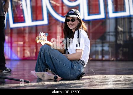 Naples, Italie. 31 mai 2025. Francesca Michielin effectue la vérification du son de la KISS KISS WAY Tour 2025 sur la Piazza del Plebiscito. Kiss Kiss Way est le Radio Kiss Kiss Tour qui apporte la plus belle musique de l'été sur les places principales en Italie. (Photo par Andrea Gulí/SOPA images/SIPA USA) crédit : SIPA USA/Alamy Live News Banque D'Images