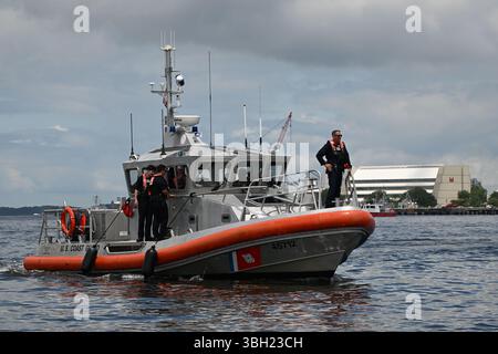 Le premier maître Warren Wilson, l'officier en charge de la station de garde côtière de Portsmouth, se tient à l'avant d'un bateau d'intervention de 45 pieds, le 6 juin 2025, lors du Norfolk Harborfest à Norfolk, en Virginie. Norfolk Harborfest est un festival maritime organisé en partenariat entre des organisations nationales, étatiques et locales pour encourager la sécurité nautique publique (U.S. Photo de la Garde côtière par le maître de 3e classe Christine Bills) Banque D'Images