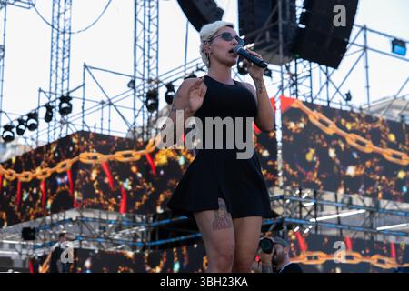 Naples, Italie. 31 mai 2025. Serena Brancale effectue le contrôle du son pour le KISS KISS WAY Tour 2025 sur la Piazza del Plebiscito. Kiss Kiss Way est le Radio Kiss Kiss Tour qui apporte la plus belle musique de l'été sur les places principales en Italie. (Photo par Andrea Gulí/SOPA images/SIPA USA) crédit : SIPA USA/Alamy Live News Banque D'Images