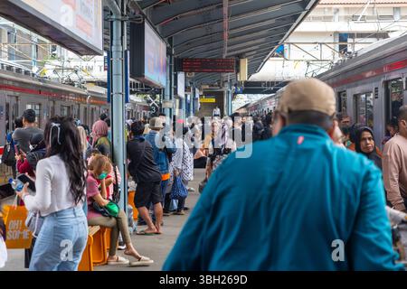 Jakarta, Indonésie - 9 février 2025 : gare bondée avec des gens qui attendent le train à la gare de Tanah Abang. La scène est occupée et bustlin Banque D'Images