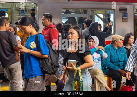 Jakarta, Indonésie - 9 février 2025 : gare bondée avec des gens qui attendent le train à la gare de Tanah Abang. La scène est occupée et bustlin Banque D'Images