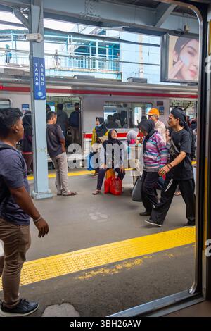 Jakarta, Indonésie - 9 février 2025 : gare bondée avec des gens qui attendent le train à la gare de Tanah Abang. La scène est occupée et bustlin Banque D'Images