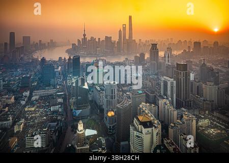 Shanghai, sur la côte centrale de la Chine, est la plus grande ville du pays et un centre financier mondial. Banque D'Images