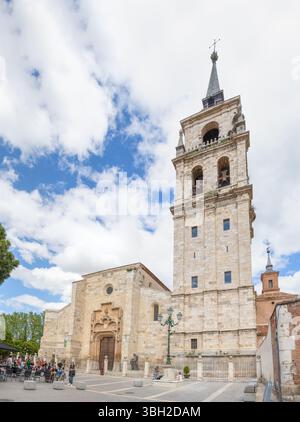 Alcala de Henares - 5 mai 2025 : façade principale de la cathédrale, avec des visiteurs en attente d'entrer, dans le centre historique de la ville d'Alcala de Henares Banque D'Images