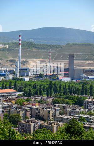 Ville de Bor avec mine de cuivre et complexe de fusion de Zijin Bor Copper, l'une des plus grandes mines de cuivre en Europe appartenant à la société minière chinoise Zijin Mi Banque D'Images
