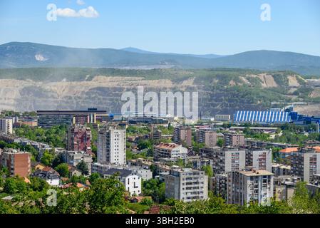 Ville de Bor avec mine de cuivre et complexe de fusion de Zijin Bor Copper, l'une des plus grandes mines de cuivre en Europe appartenant à la société minière chinoise Zijin Mi Banque D'Images