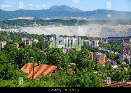 Ville de Bor avec mine de cuivre et complexe de fusion de Zijin Bor Copper, l'une des plus grandes mines de cuivre en Europe appartenant à la société minière chinoise Zijin Mi Banque D'Images