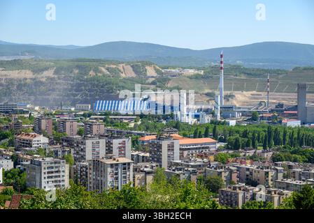 Ville de Bor avec mine de cuivre et complexe de fusion de Zijin Bor Copper, l'une des plus grandes mines de cuivre en Europe appartenant à la société minière chinoise Zijin Mi Banque D'Images