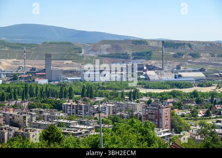 Ville de Bor avec mine de cuivre et complexe de fusion de Zijin Bor Copper, l'une des plus grandes mines de cuivre en Europe appartenant à la société minière chinoise Zijin Mi Banque D'Images
