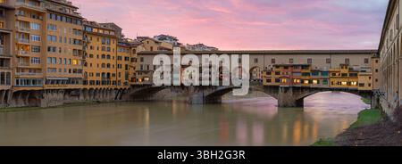 Florence - le pont Ponte Vecchio au crépuscule. Banque D'Images