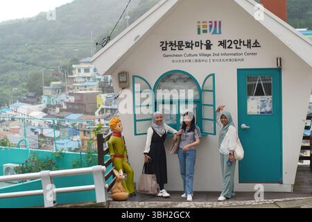 Gamcheon, le 11 avril 2019 : les touristes sont heureux devant le Gamcheon culture Village information Center à Busan, Corée du Sud, près d'une statue du petit Prince Banque D'Images