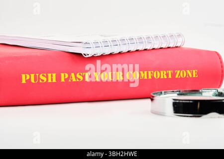 Familiarité, habitudes, découverte, défi, concept d'incertitude. LES MOTS POUSSENT AU-DELÀ DE VOTRE ZONE DE CONFORT. Banque D'Images