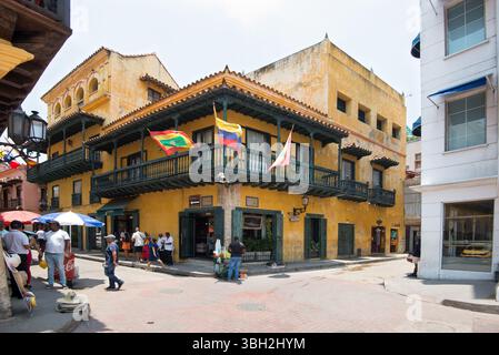Carthagène, Colombie - 12 avril 2024 : rue commerçante animée à Carthagène de Indias avec piétons, vendeurs et magasins. Banque D'Images