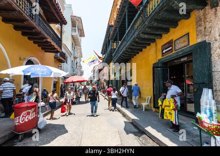 Carthagène, Colombie - 12 avril 2024 : rue commerçante animée à Carthagène de Indias avec piétons, vendeurs et magasins. Banque D'Images