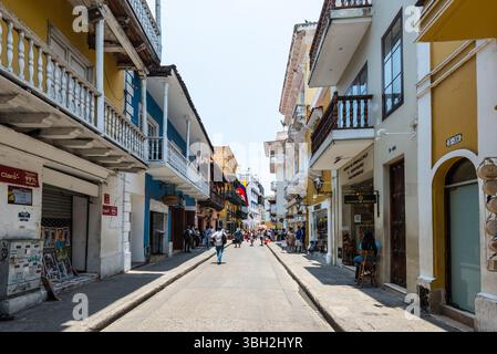Carthagène, Colombie - 12 avril 2024 : rue commerçante animée à Carthagène de Indias avec piétons, vendeurs et magasins. Banque D'Images