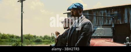 Sinners (2025) réalisé par Ryan Coogler et mettant en vedette Michael B. Jordan dans le rôle des frères jumeaux Smoke et Stack qui retournent dans leur ville natale, dévoilant de sombres secrets dans ce thriller d'horreur surnaturel gothique. Publicité encore ***USAGE ÉDITORIAL SEULEMENT***. Crédit : BFA / Warner Bros Banque D'Images