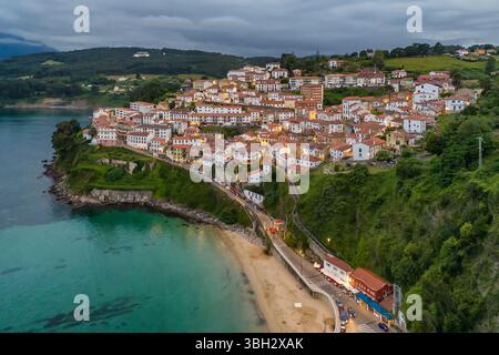 Charmant village de pêcheurs de Lastres dans la région des Asturies, au nord de l'Espagne Banque D'Images