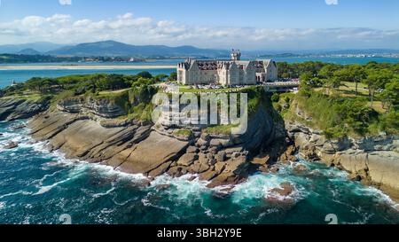 Vue aérienne du palais Magdalena dans la ville de Santander, Cantabrie, nord de l'Espagne Banque D'Images