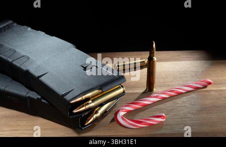 Canne à bonbons reposant sur une table avec deux chargeurs et cartouches de polmer AR-15 chargés. Banque D'Images