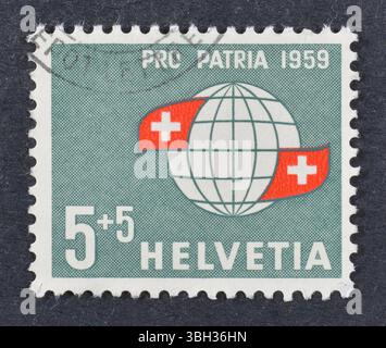 Timbre-poste imprimé par la Suisse, qui montre Globe avec drapeaux suisses, Pro Patria 1959, vers 1959. Banque D'Images