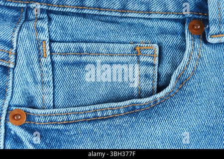 Poche avant, petite poche et rivets en métal de pantalon Jean bleu gros plan, macro. Fond d'écran, arrière-plan. Concept de mode, entreprise, shopping, vente, cas Banque D'Images